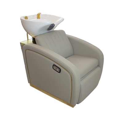 cadeira de lavagem de cabelo cinzenta com lavatório branco e torneiras douradas