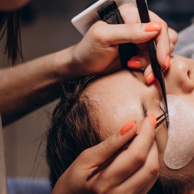 Procedimento de extensão de pestanas num salão de beleza