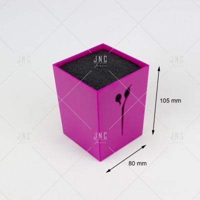 Caixa cúbica rosa com espuma preta e auscultadores embutidos