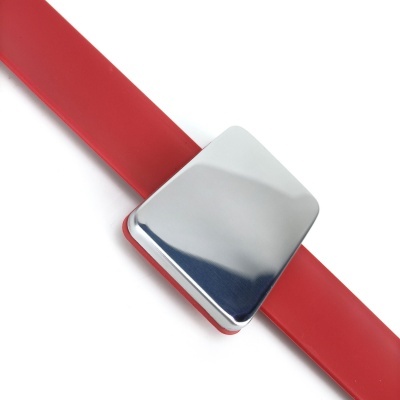 Pulseira vermelha com fecho quadrado prateado