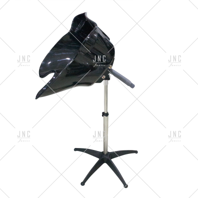 Capuz de secador de cabelo preto com suporte ajustável em fundo branco