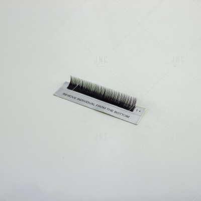 Conjunto de pestanas postiços pretos em embalagem branca com texto