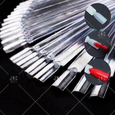 Amostras de unhas artificiais transparentes e pintadas em branco e vermelho