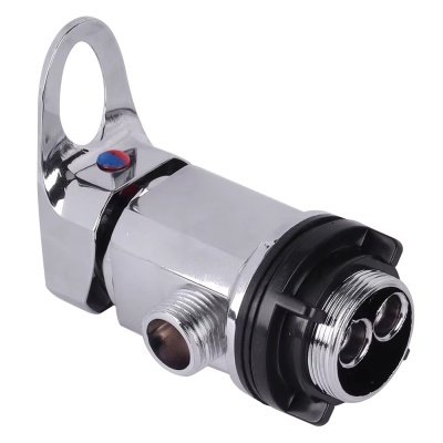 Torneira metálica cromada com botão vermelho e azul