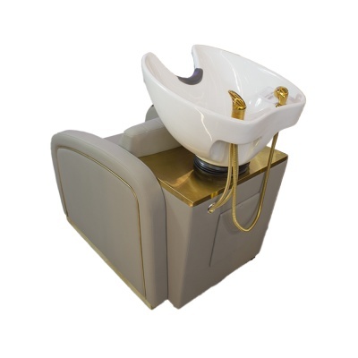 Cadeira de salão com lavatório e torneiras douradas