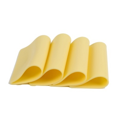 Folhas de massa de lasanha amarelas dobradas em quatro