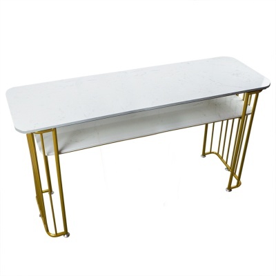 Mesa retangular com tampo branco marmoreado e estrutura metálica dourada