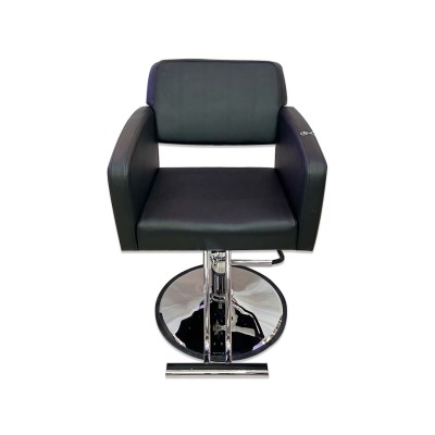 Cadeira preta de salão com estrutura metálica cromada e assento estofado.