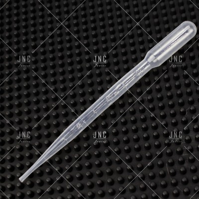 Pipeta conta-gotas transparente em plástico sobre superfície preta texturizada