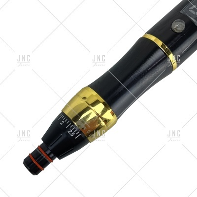 Peça preta com anéis dourados e anel numerado em fundo branco