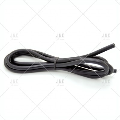 Cabo preto flexível enrolado sobre fundo branco