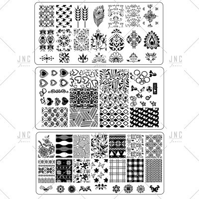 Três placas brancas com vários desenhos decorativos pretos