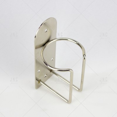 Suporte metálico prateado para fixar na parede