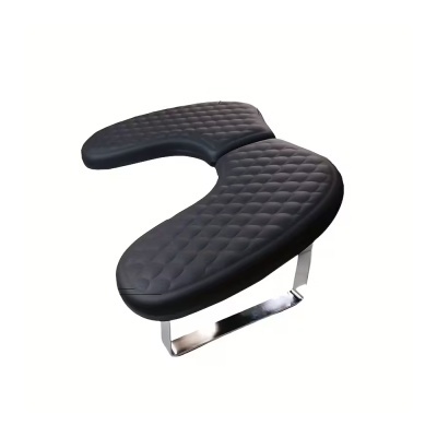 Assento curvo revestido em couro preto acolchoado com base metálica.