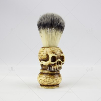 Pincel de barbear com cabo em forma de crânio e cerdas multicoloridas