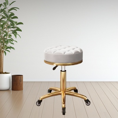 Banco giratório branco com estrutura dourada e rodas, sobre chão de madeira clara