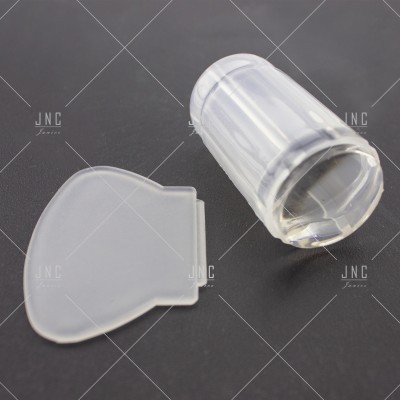 Tampa e frasco transparentes de plástico sobre superfície preta