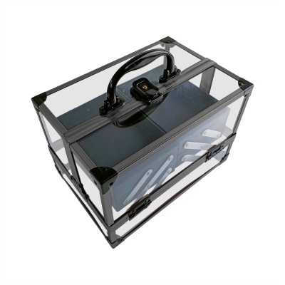 Caixa de armazenamento transparente com estrutura preta e alça.