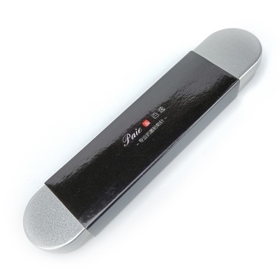 Lima para unhas cinza e preta com etiqueta Paie