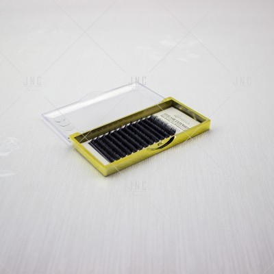 Conjunto de pestanas falsas numa caixa amarela com tampa transparente