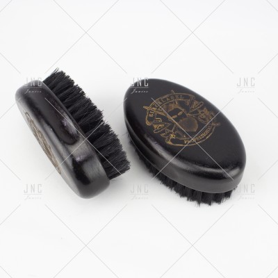 Escovas de madeira preta com cerdas pretas e emblema dourado