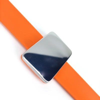 Relógio com correia alaranjada e mostrador quadrado prateado