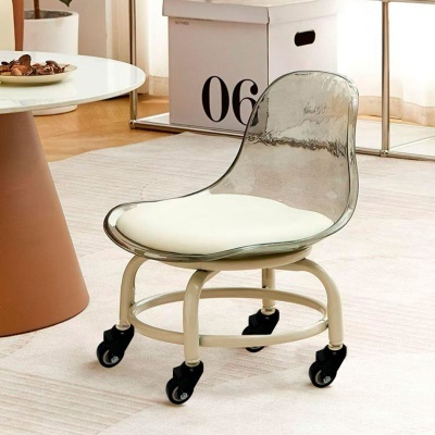 Cadeira de escritório com rodas, assento branco e encosto translúcido cinzento numa sala clara.