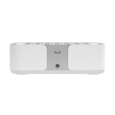 Aparelho eletrônico branco com porta USB e entrada de alimentação