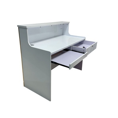 Secretária branca com três gavetas abertas e tampo curvo