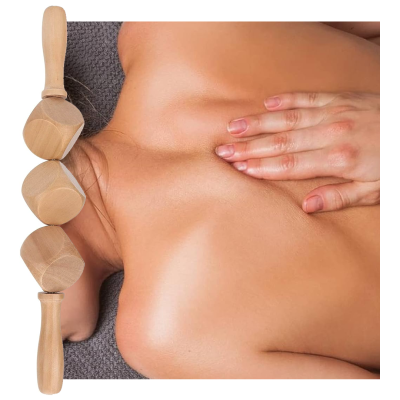 Rolos de madeira para massagem ao lado de costas de pessoa sobre toalha cinza