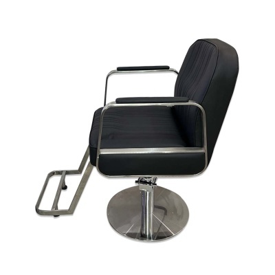 Cadeira de salão preta com estrutura metálica cromada e apoio para pés
