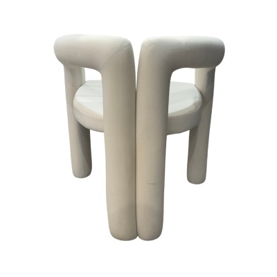 Banco branco em pele com design tubular e pernas arredondadas