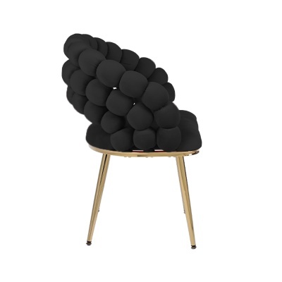 Cadeira moderna preta com pernas douradas vista de lado.