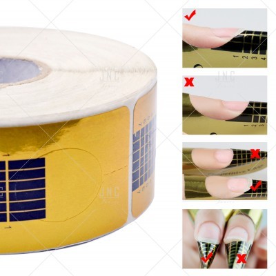 Rolo de adesivos dourados para unhas com marcações pretas e instruções de aplicação.