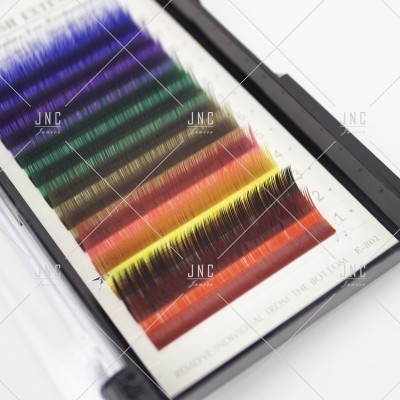 Estojo com pestanas artificiais coloridas organizadas