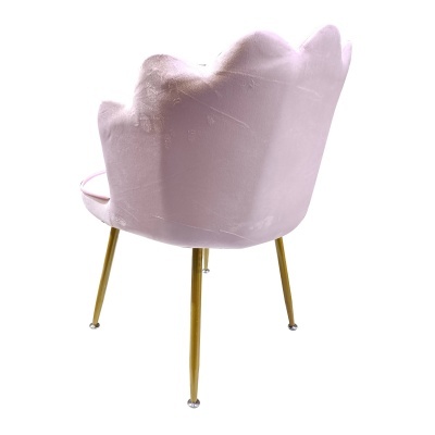 Cadeira rosa em veludo com pernas douradas e encosto em formato de pétalas