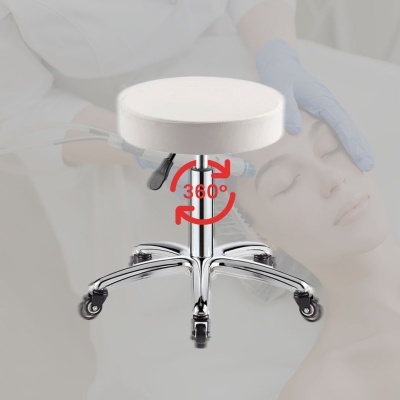 Banco giratório branco com base metálica e rodas sobre fundo de tratamento facial