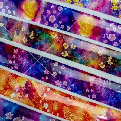 Lápis coloridos com padrões florais vibrantes e variados