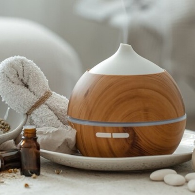 Difusor de aroma de madeira clara e branco com acessórios para spa