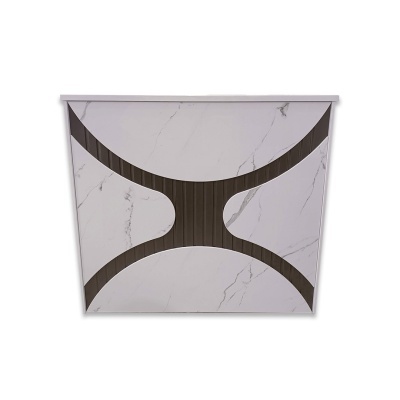 Mesa quadrada com tampo branco imitação mármore com padrão castanho escuro no centro