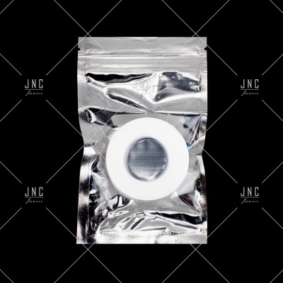 Rolinho de fita branca em embalagem metalizada prateada.