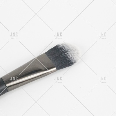 Pincel de maquilhagem com cerdas pretas e brancas