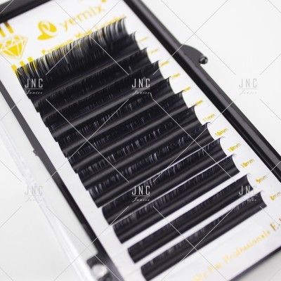 Cílios postiços pretos organizados em fileiras com indicação de comprimentos