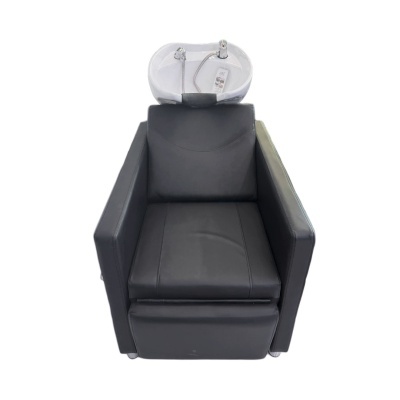 Cadeira de couro preto com pia branca para lavagem de cabelo