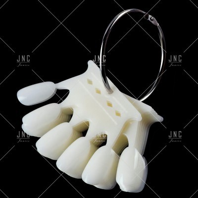 Mostruário de unhas artificiais brancas em argola metálica