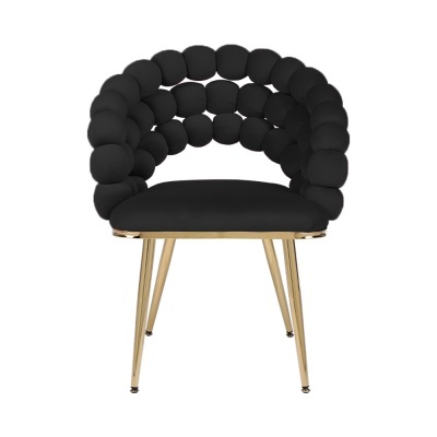 Cadeira preta com almofadas em bolhas e pés dourados