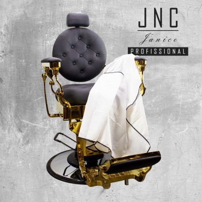 cadeira de barbeiro preta e dourada com capa branca e texto JNC Janice PROFISSIONAL