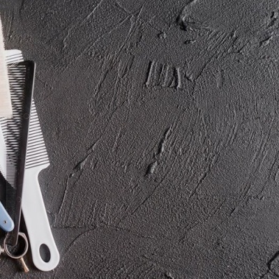 Utensílios de barbear e cabelo sobre superfície preta texturizada