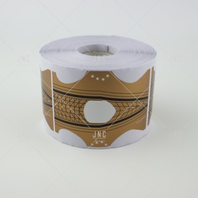 Rolo de moldes para unhas em papel branco e dourado com padrão geométrico