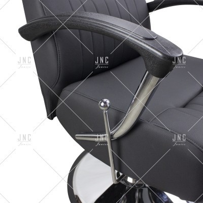 Cadeira de escritório preta com braços em plástico e base metálica cromada